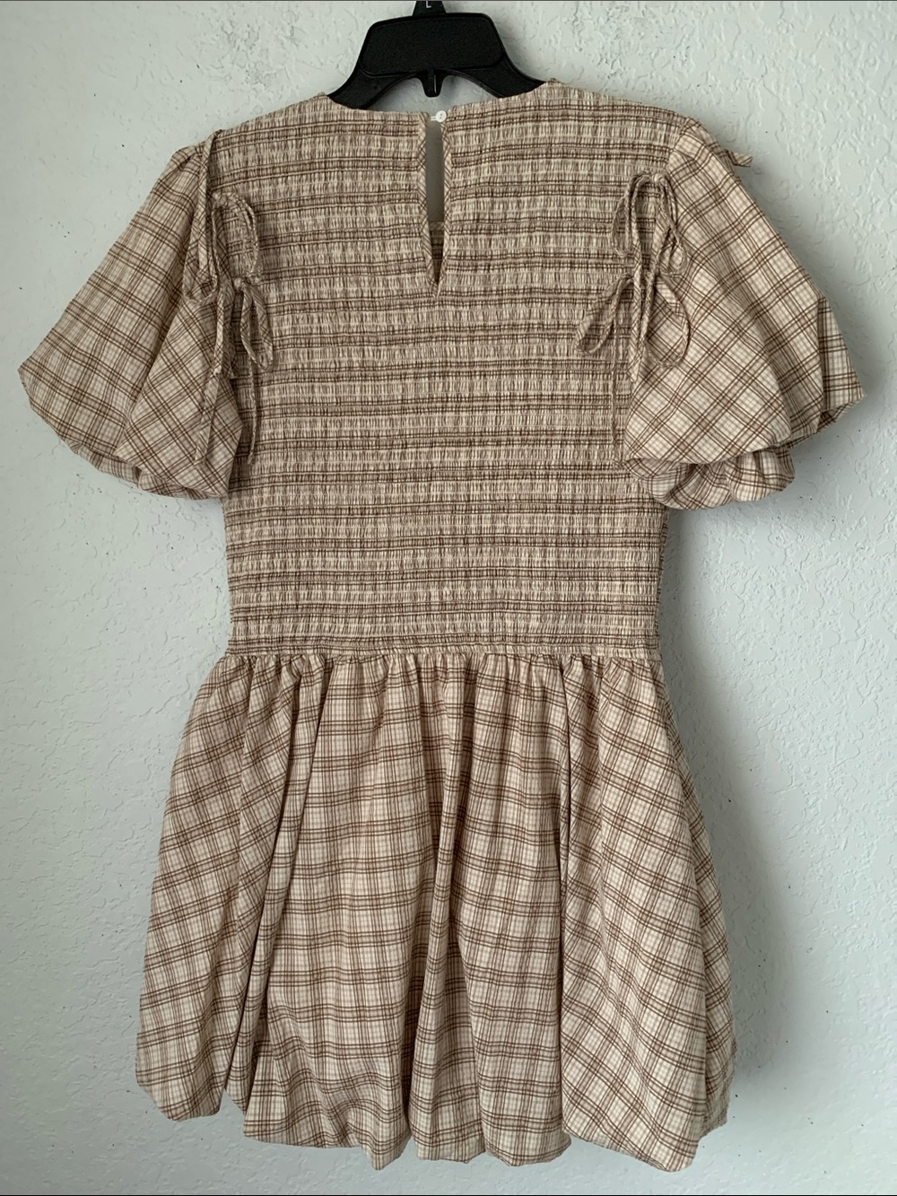 NWT Gianni Bini Beige Plaid Smocked Dress with Puff Sleeves Size L $84 - Picture 4 of 10